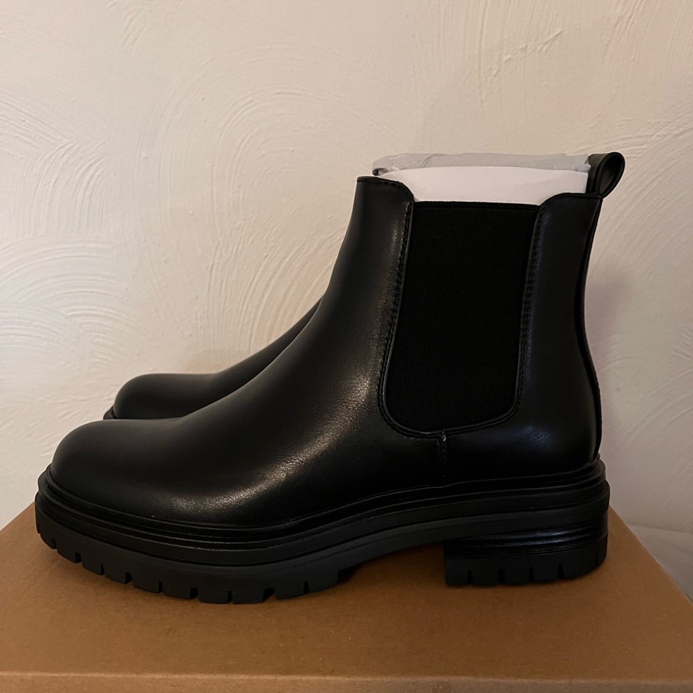 Steve Madden. BILLIEE BLACK Lug. Size 8.   Fits a 7 1/2 foot.